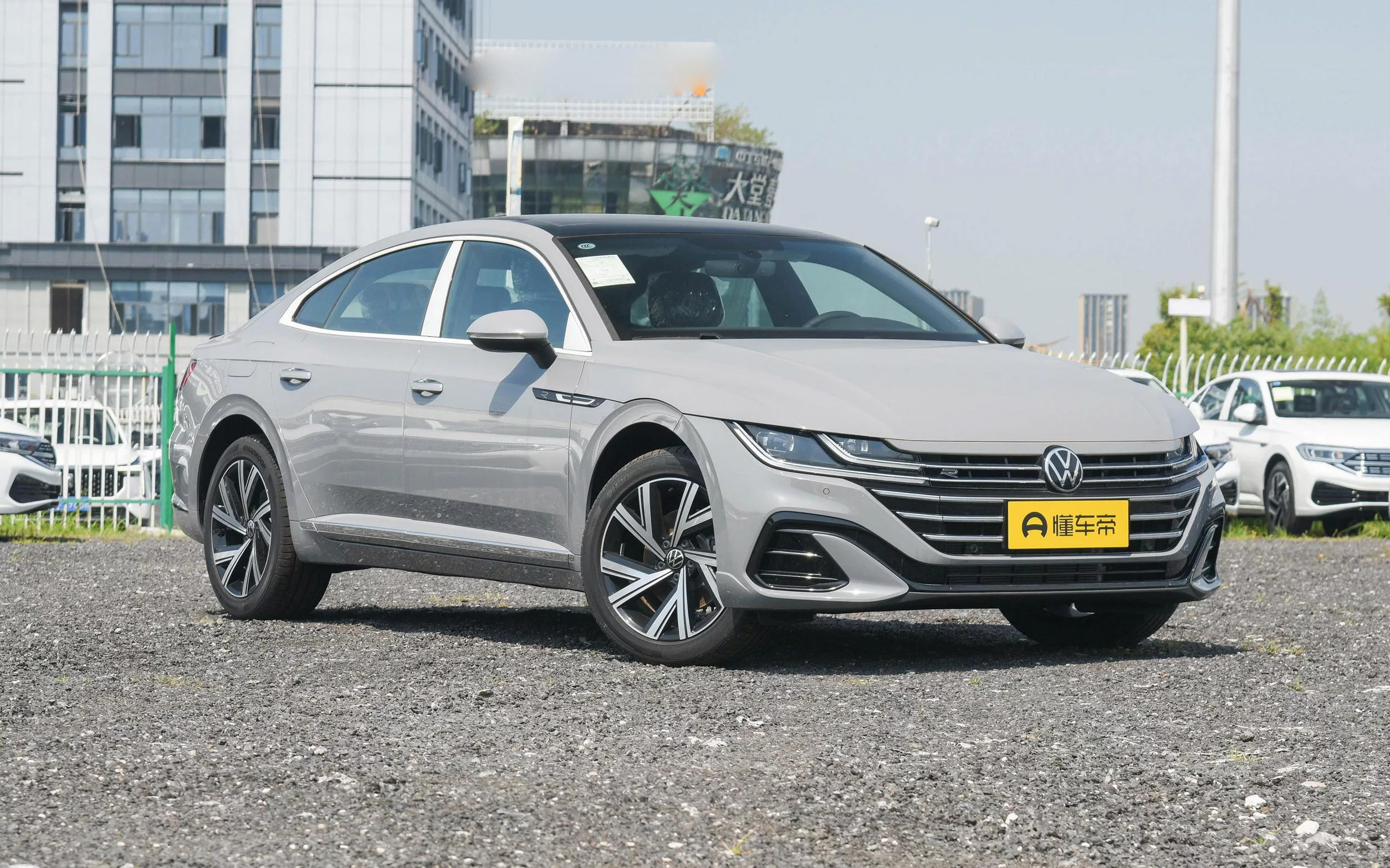      Volkswagen Passat CC (  Arteon).   Toyota Camry