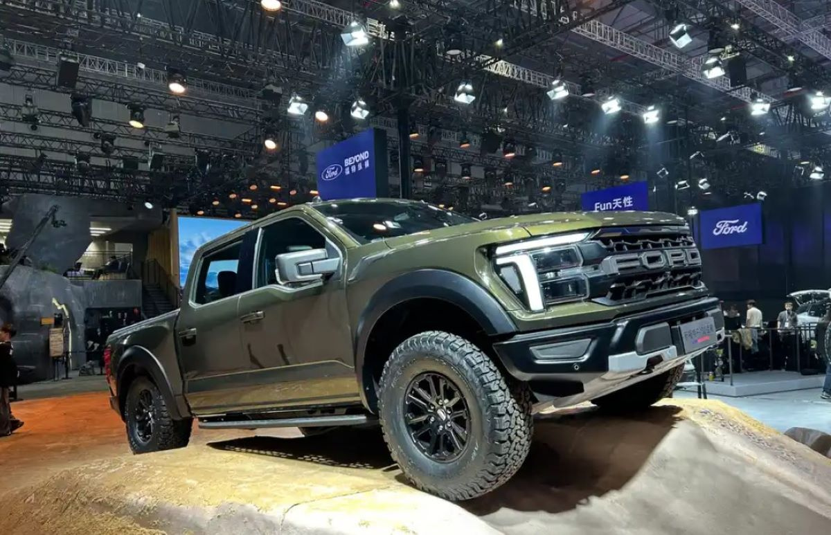     Ford F-150 Raptor:  