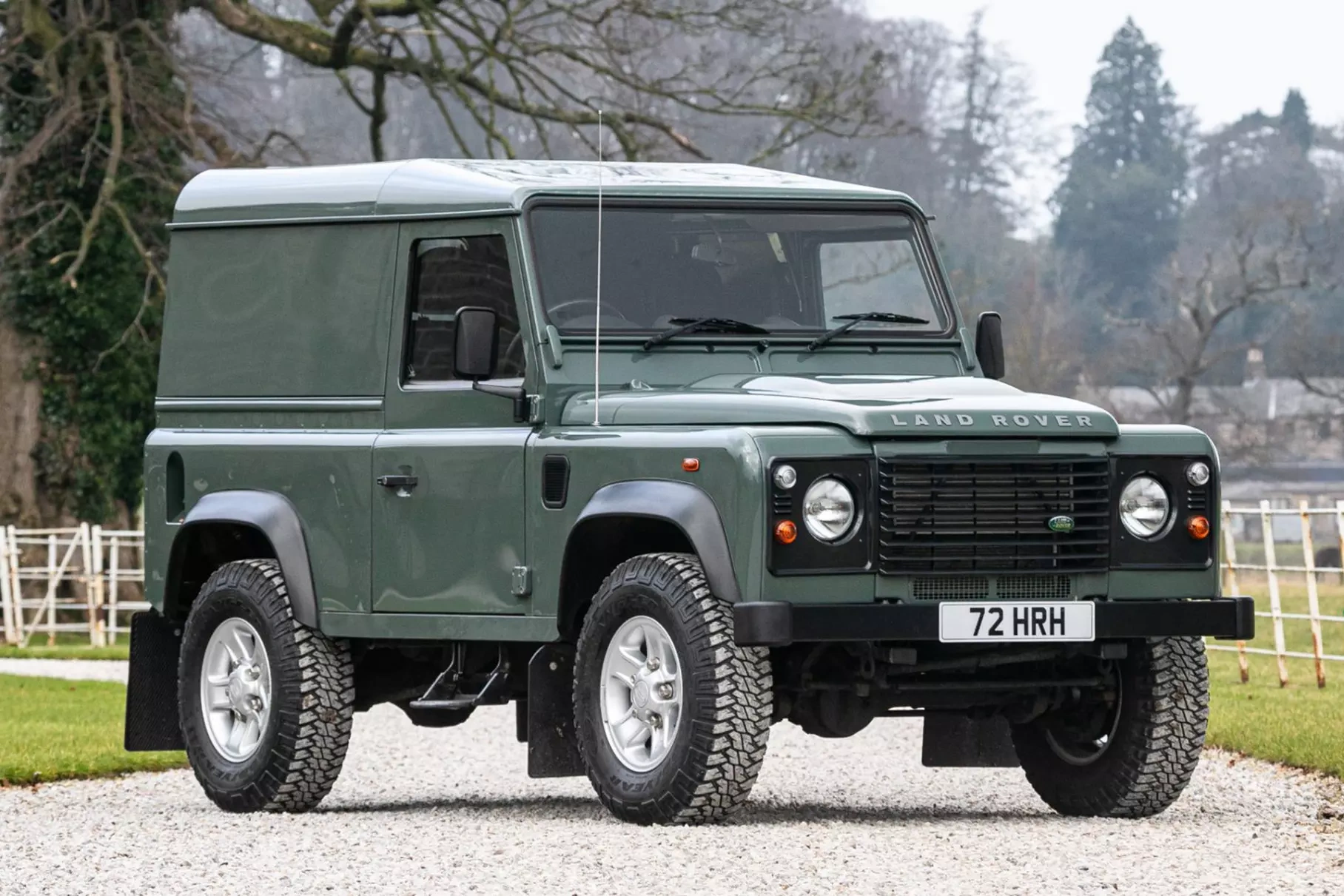    Land Rover Defender  