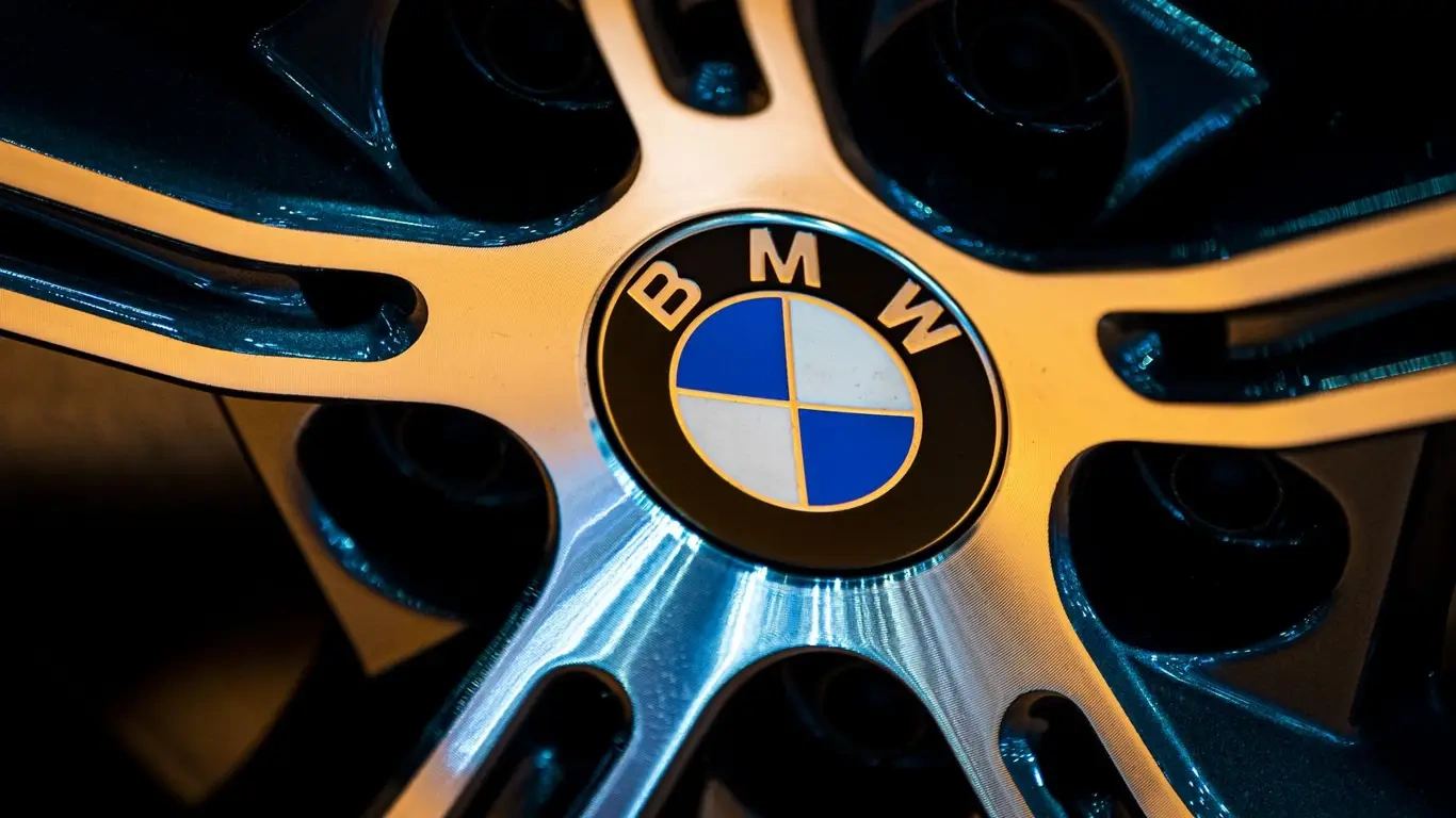   M-:   BMW   ,   