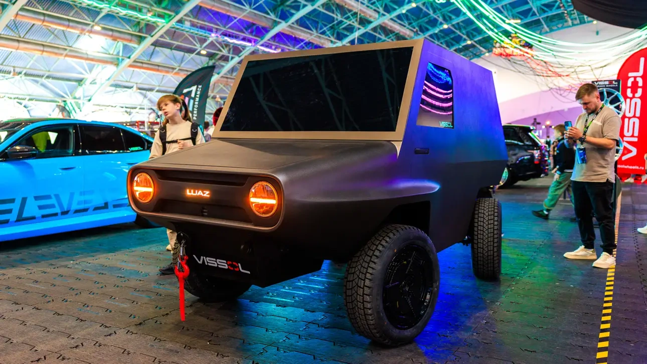    : LUAZ    Tesla Cybertruck