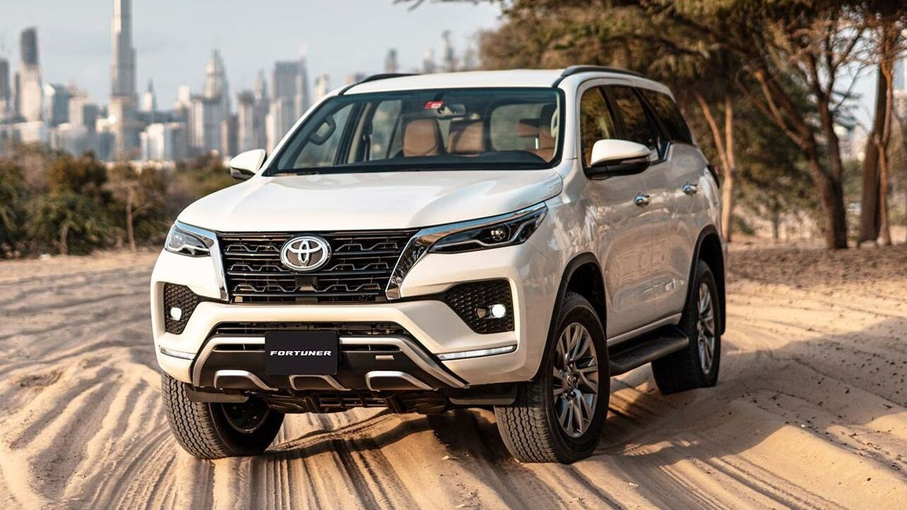 В РФ появились в продаже новые Toyota Fortuner из ОАЭ по цене от 4,5 млн рублей
