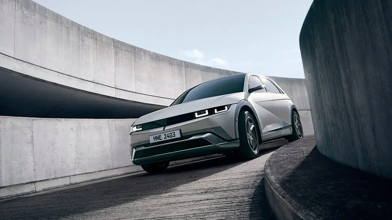 Hyundai    Ioniq 5  Kona Electric 2025 