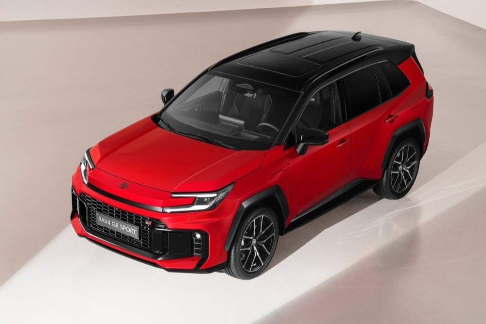 �� 2,5 ��� ������: �������� ����������� ������� Toyota RAV4 ������� ���������