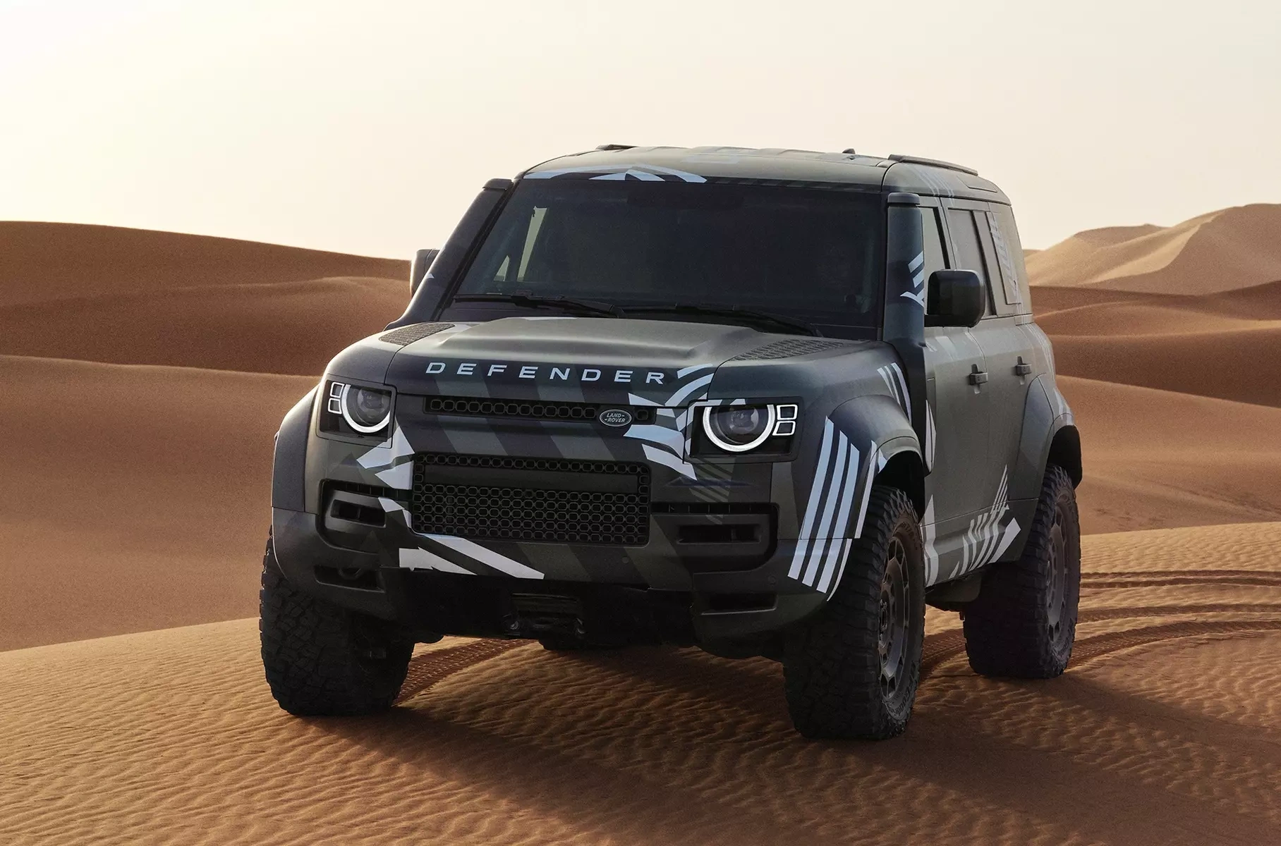 Land Rover Defender  :  