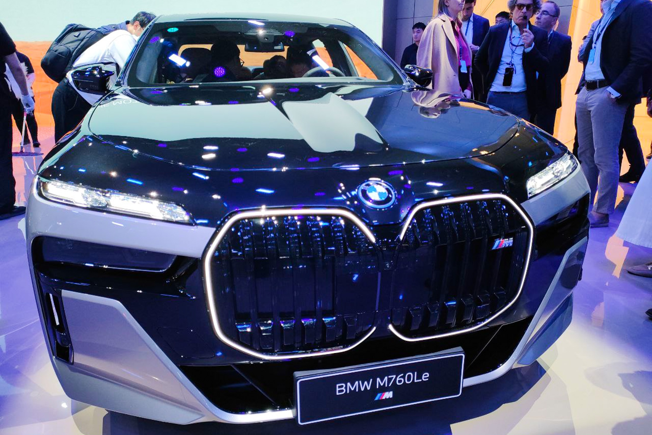 Автомобили BMW начнут получать новые эмблемы уже в феврале