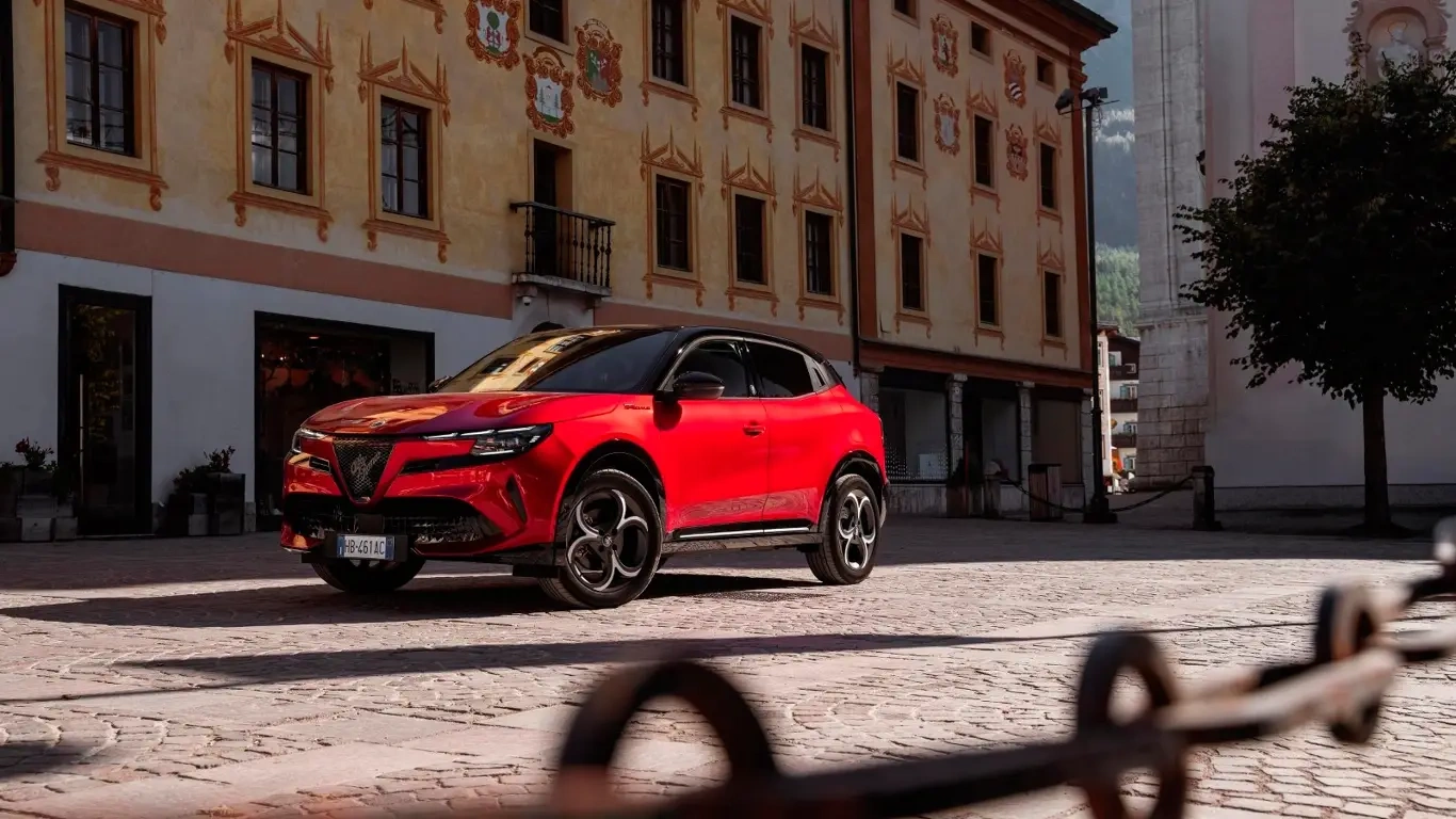 Такой Alfa Romeo хочется носить, а не водить: новый Junior блистает ярче Олимпийских медалей