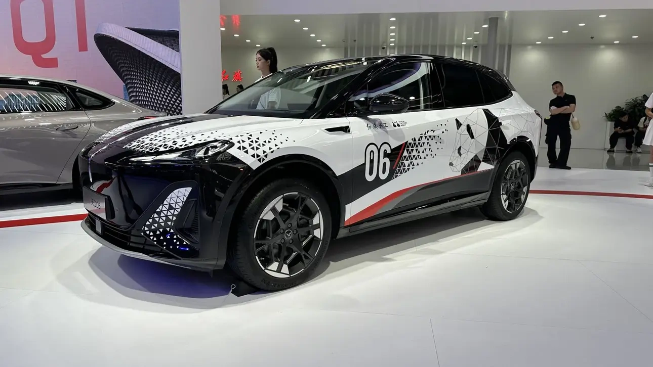     : Hongqi         Tesla