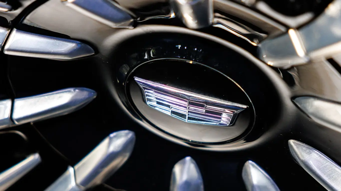 Премиальный ход сработал: Cadillac нарастил регистрации EV почти вдвое