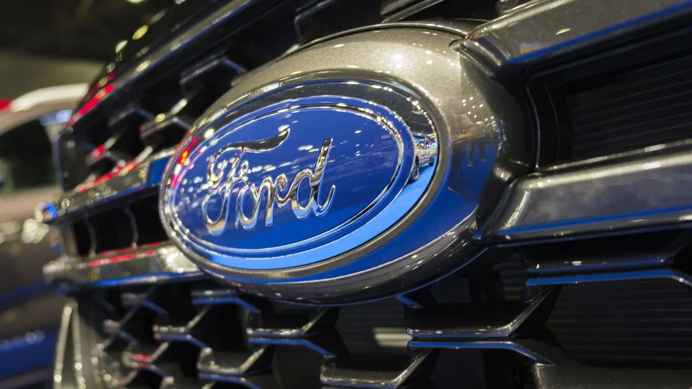 Ford ������ ��������� Ferrari: ����������� V8 ��� �������� � �����