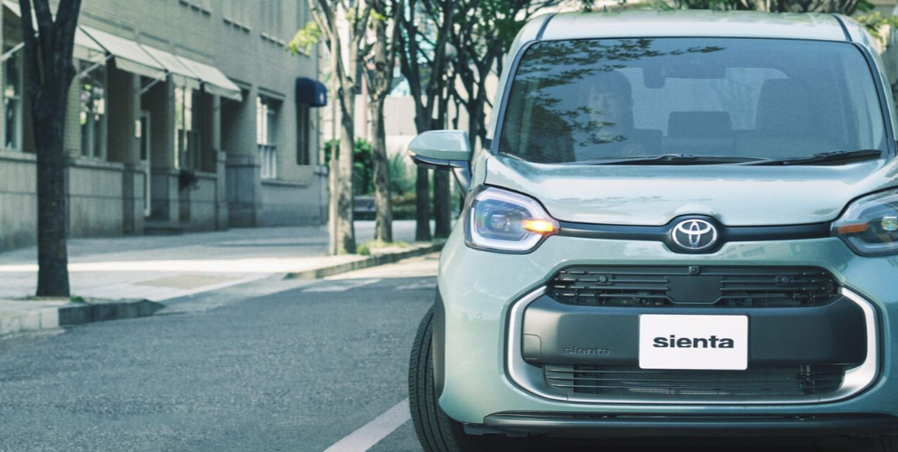 В России появилась в продаже недорогая семиместная Toyota Sienta из Японии