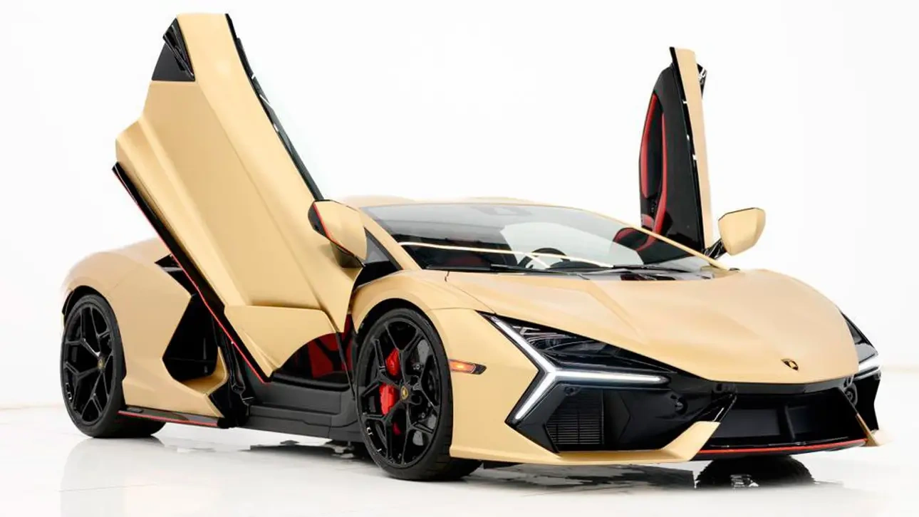 Revuelto  :  Lamborghini      16  