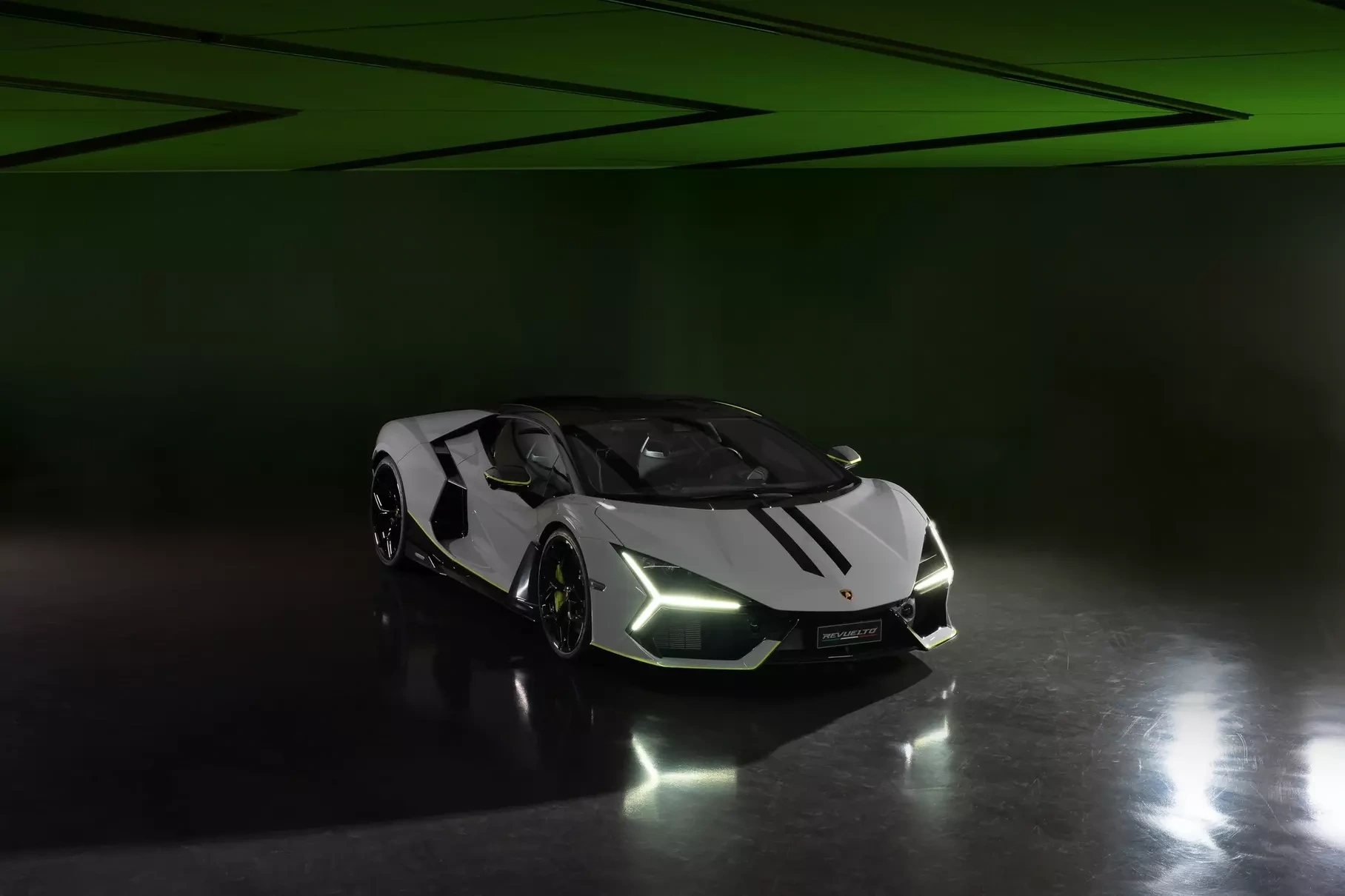 Lamborghini    Revuelto