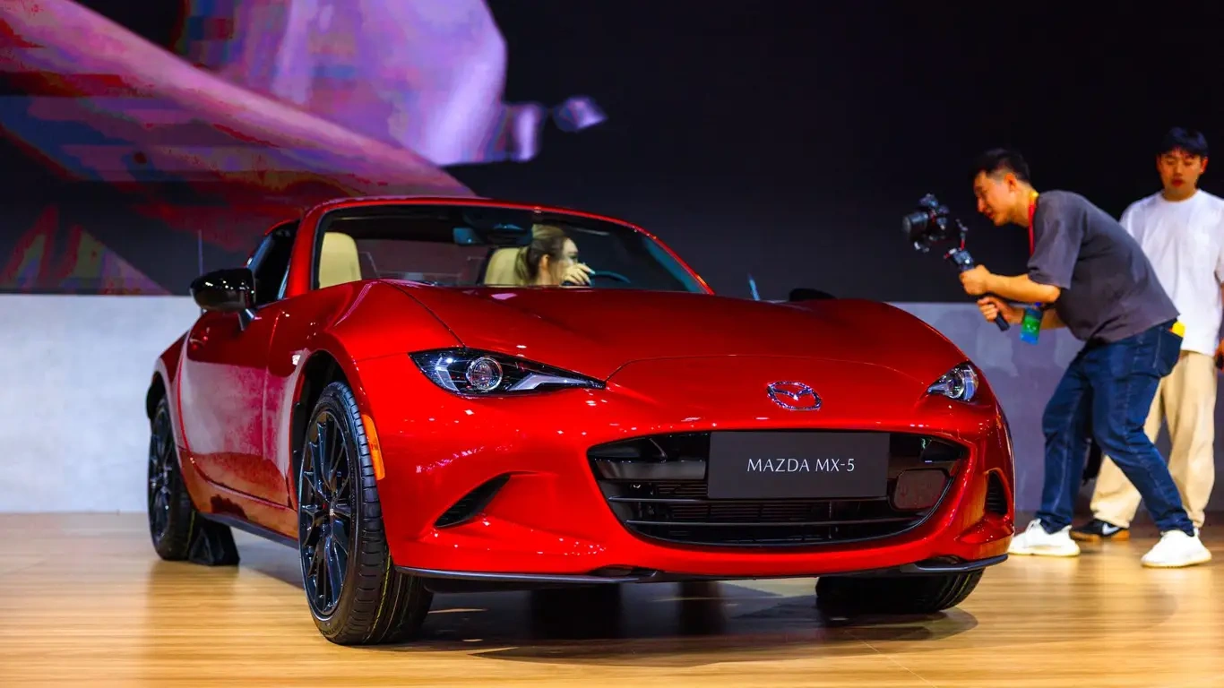 Mazda MX-5 �������� ��������� ��������� ������ � ��� ����� �������� � �� ������� �� ��� �� �������