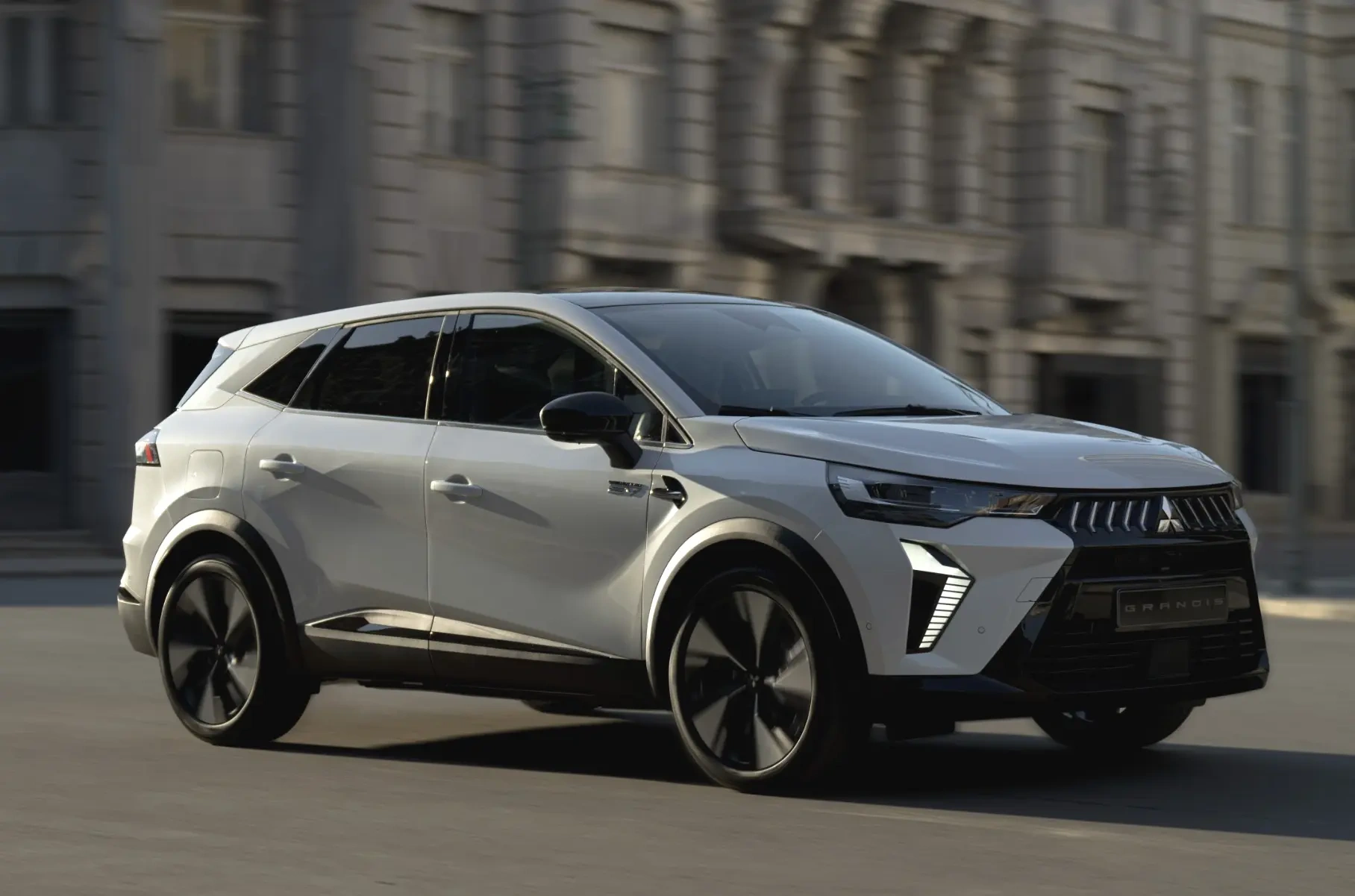 Mitsubishi  Grandis.     Renault
