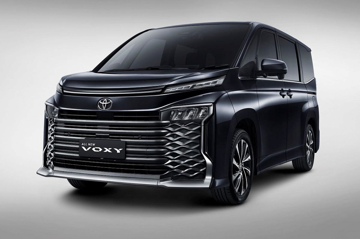 В России начали продавать минивэн «Toyota Voxy»